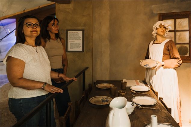 Visite immersive à la découverte d'Ars et du musée de cire_Ars-sur-Formans - Fanny Nevière et Aintou