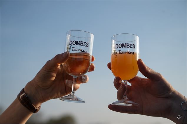 Deux verres logotés Dombes Tourisme - Corinne Bertrand