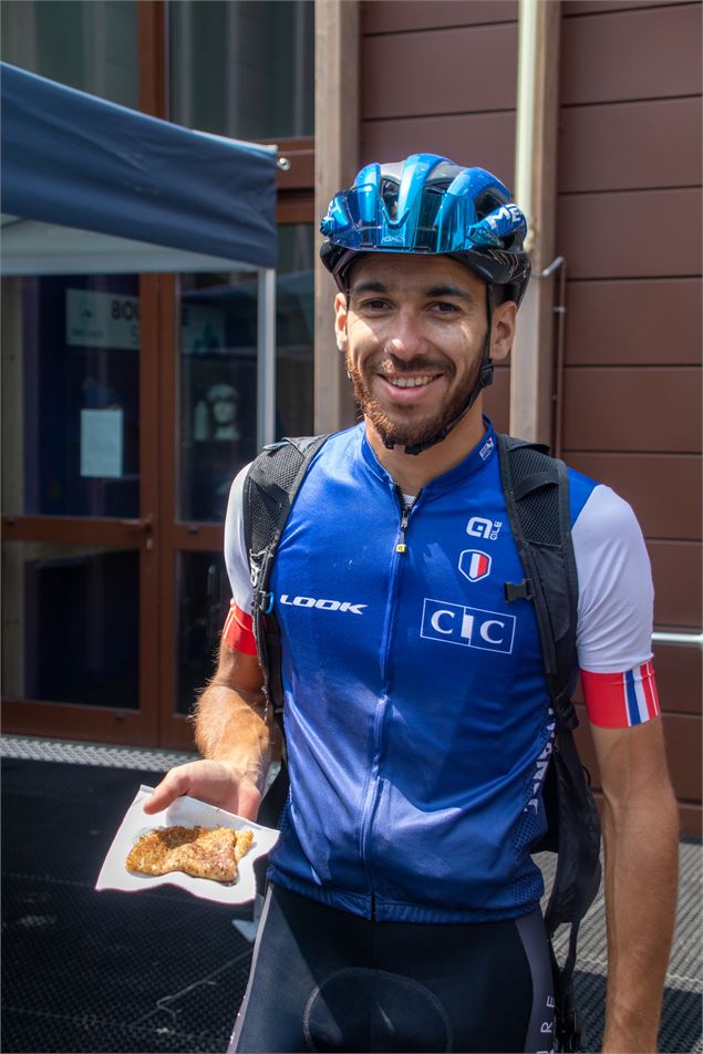 Un participant mange une crêpe - LVO