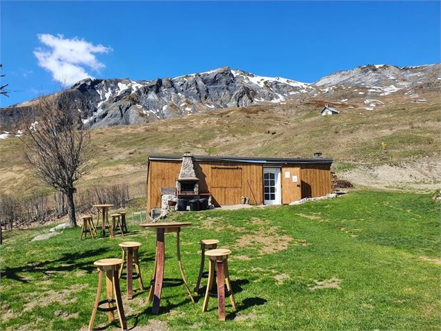 Terrasse extérieure vue sur les montagnes - William Vallet