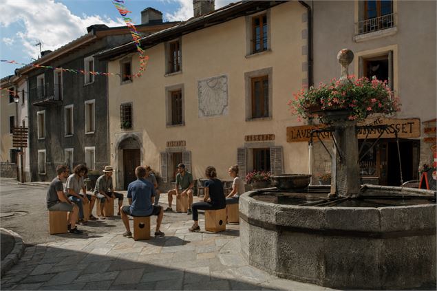 gens qui jouent du cajon sur une place - M. Lefebvre OTHMV