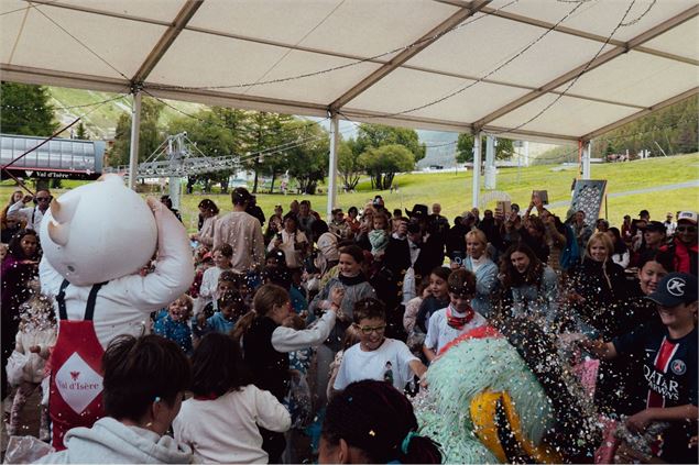 Bataille de confettis à l'Amphithéâtre de Verdure - Elisa Vercueil - Val d'Isère Tourisme