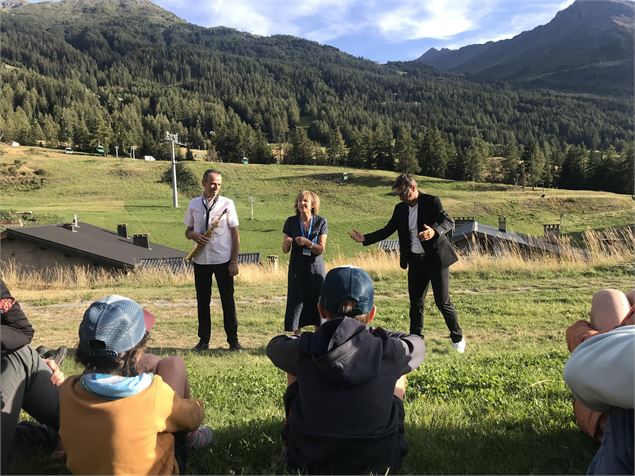 Barock'n'roll : Spectacle de rue_La Giettaz - V. Jacques - Drones de regards