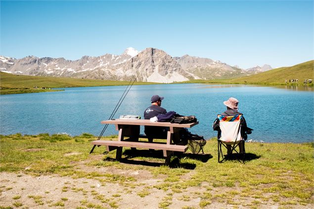 Pêche au Lac de l'Ouillette à Val-d'Isère en été - Elisa Vercueil - Val d'Isère Tourisme