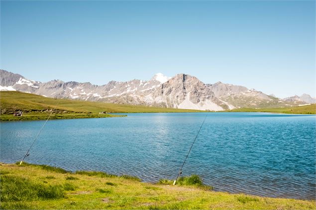 Pêche au Lac de l'Ouillette à Val-d'Isère en été - Elisa Vercueil - Val d'Isère Tourisme