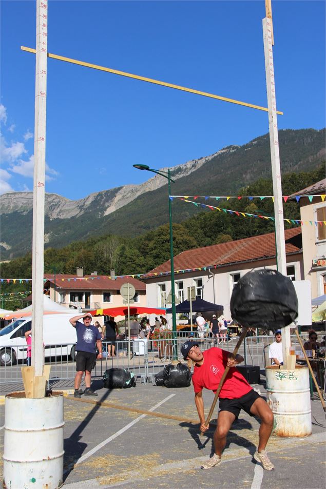 Concours de lancé de bottes de foin - @Amicale des jeunes Chézery
