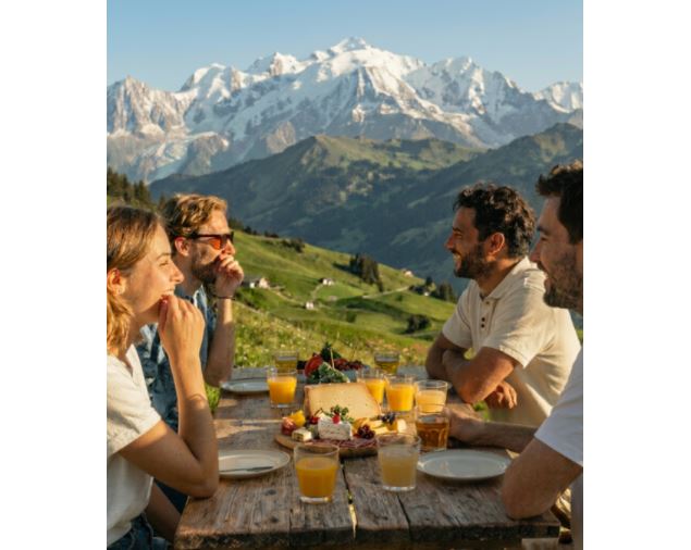 Public qui participe à un apero en montagne