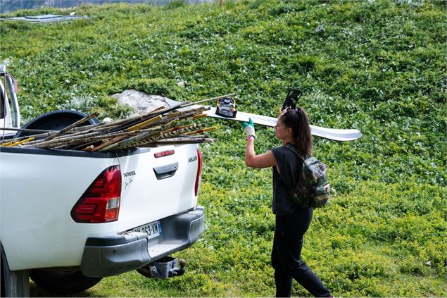 Transport des gros déchets en pickup - Corentin Valençot - Val d'Isère Tourisme