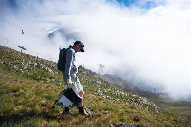 Ramassage des déchets sur Bellevarde - Corentin Valençot - Val d'Isère Tourisme