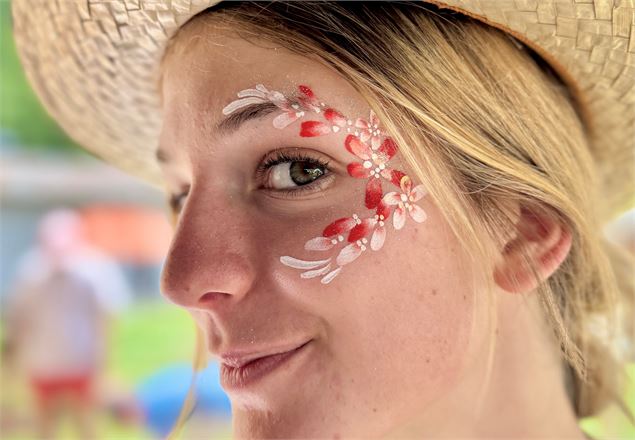 Maquillages aussi pour les adultes - fleurs - Office de Tourisme du Val d'Arly