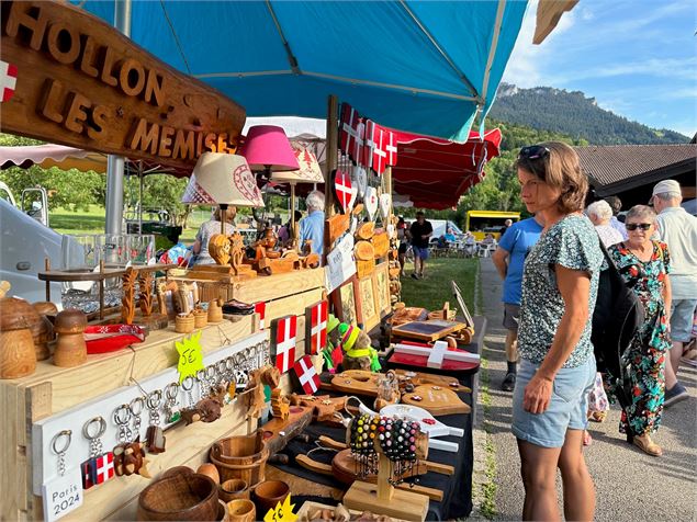 Sculpture bois au marché de Thollon-les-mémises - Julie Legros