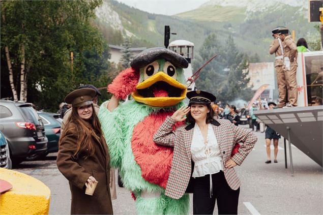 Mascotte lors du défilé des chars - Val d'Isère Tourisme