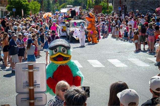 Ambiance à la Fête du Vieux Val de Val d'Isère en été - Val d'Isère Tourisme