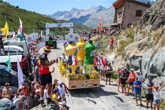 Caravane du Tour de France au Col de la Croix de Fer - © OT Saint Sorlin dArves - V Bellot-Mauroz
