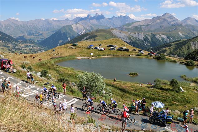 Passage du Tour de France au Col de la Croix de Fer et Lac Laitelet - © OT Saint Sorlin dArves - V B