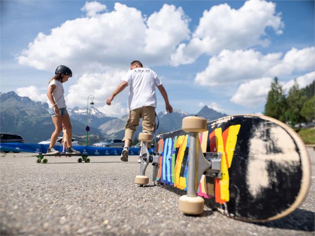 Une enfant s'initie au skateboard - OTHMV