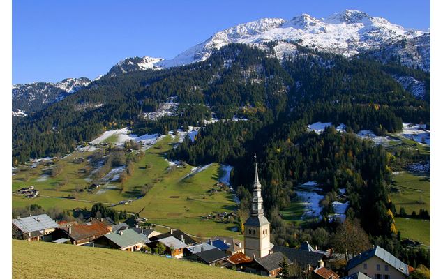Le village d'Hauteluce vu d'en haut, massifs enneigés en face - Ferme du Chozal