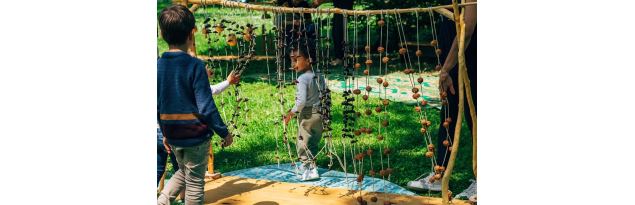 Des enfants jouent avec un rideau sonore. - Collectif La Curieuse