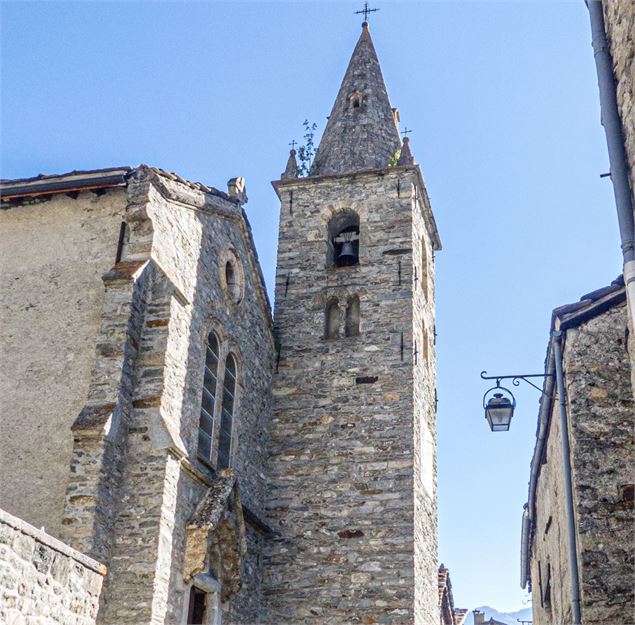 L'entrée et le clocher de l'église - Rencontres OA