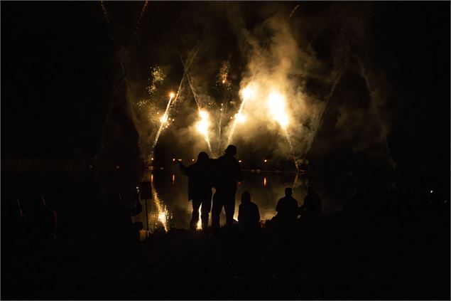 Feu d'artifice à la fête du lac de Montriond - Mairie de Montriond