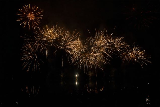 Feu d'artifice à la fête du lac de Montriond - Mairie de Montriond