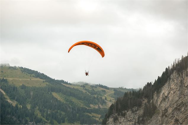 Show parapente à la fête du lac de Montriond - Mairie de Montriond