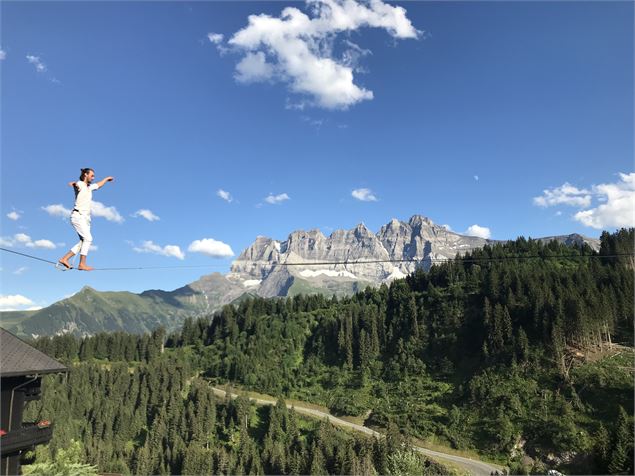 Un pratiquant de slackline confirmé en démonstration - Alexis bg timide