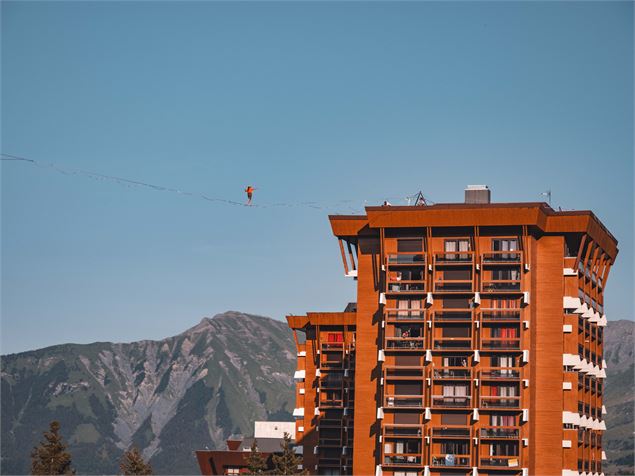 Traversée en highline entre deux immeubles du Corbier - Office de Tourisme Le Corbier