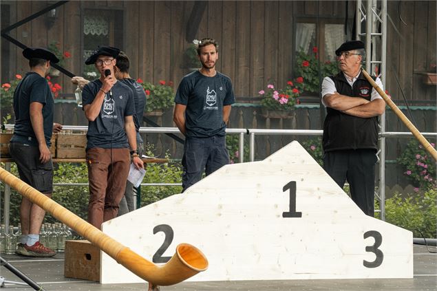 Cor des Alpes pour la remise des prix - Les Bérêts Attablés