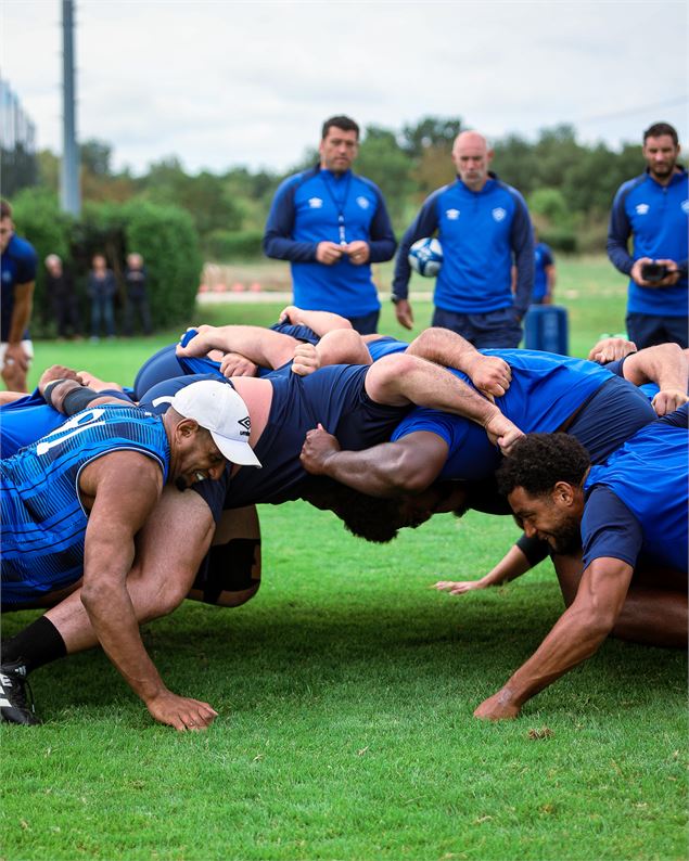 Séance de dédicaces des joueurs du Castres Olympique_La Plagne - CASTRES OLYMPIQUE