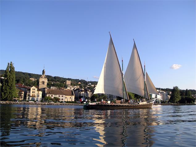 Eglise d'Evian et barque La Savoie - association AGONDA