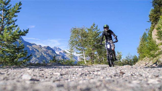 Un pratiquant de moto électrique sur un chemin - OTHMV