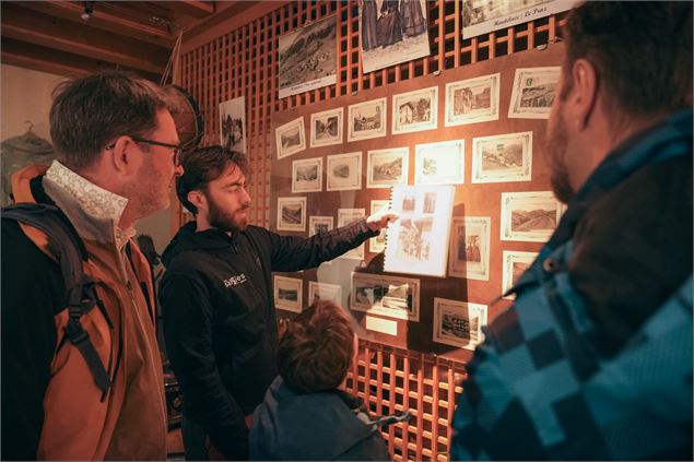 Le guide montre une photo aux visiteurs - SAEM