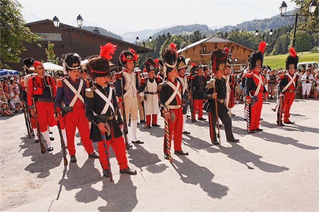 Grenadiers en pleine manœuvre à Cordon - © Fête de la Miou