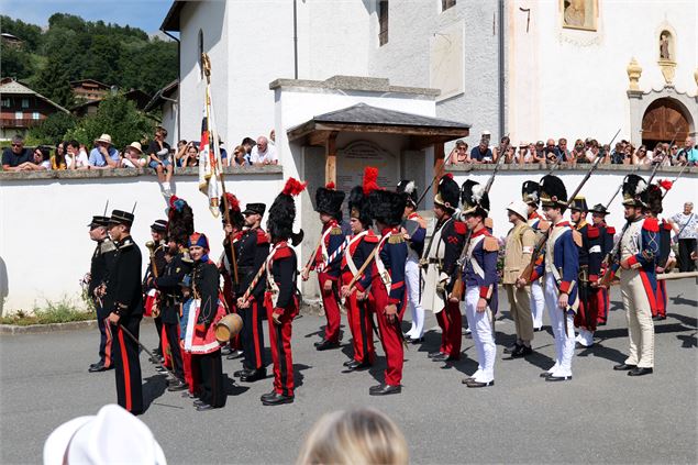 Les grenadiers défilant dans Cordon - © Fête de la Miou