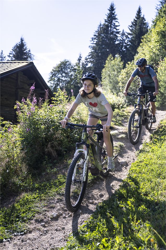 Pere et fille en VTTAE - Aravis VTT