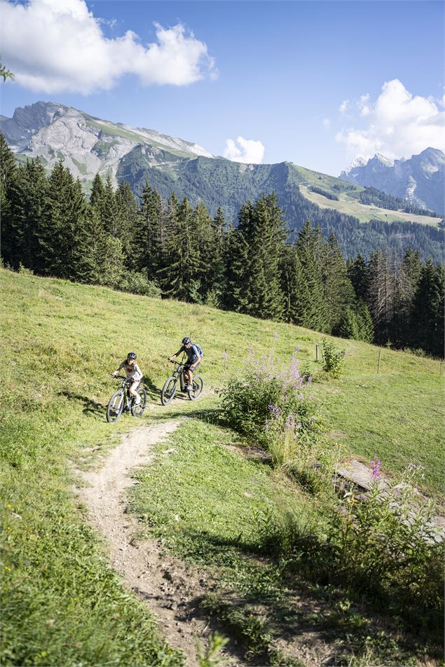 Pere et fille en VTTAE - Aravis VTT