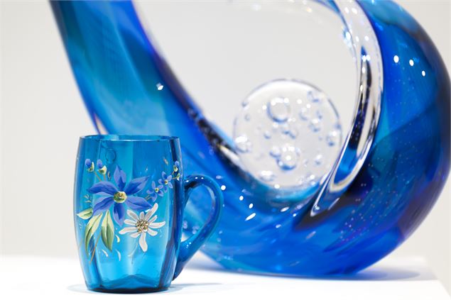Exposition « Aux Sources - Verres de cure & Verre contemporain. Deux collections en résonance »_Évia