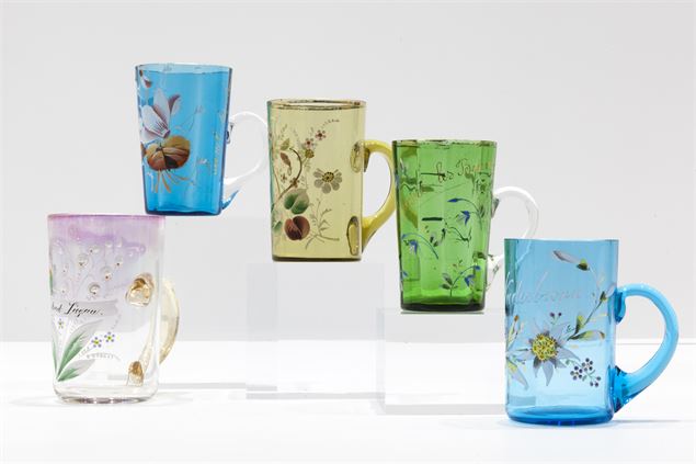 Exposition « Aux Sources - Verres de cure & Verre contemporain. Deux collections en résonance »_Évia
