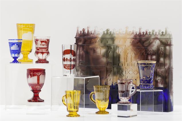 Exposition « Aux Sources - Verres de cure & Verre contemporain. Deux collections en résonance »_Évia
