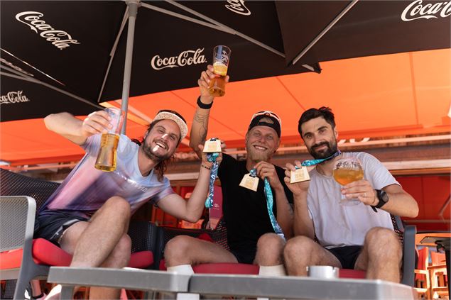 Groupe d'amis qui partage un moment convivalen terrasse après le Trail du Corbier - Le Corbier - OT