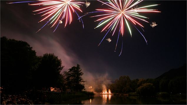 Feu d'artifice - Mairie de Challes-les-Eaux