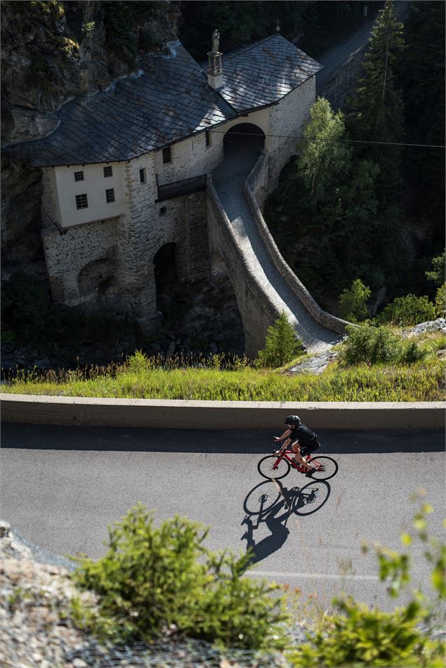 Un cycliste passe devant la chapelle Notre Dame du Charmaix - OTHMV