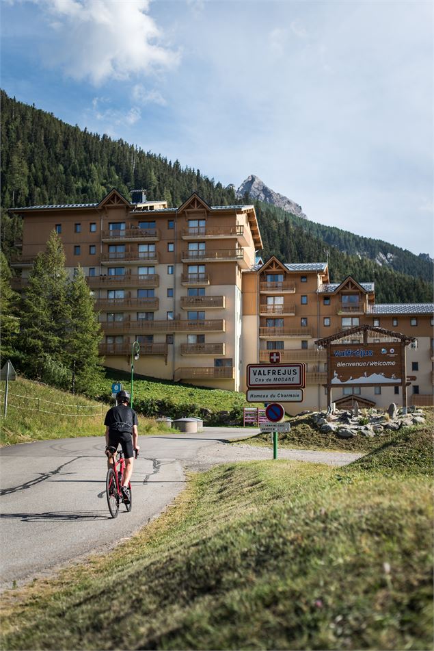 Un cycliste arrive dans la station - OTHMV