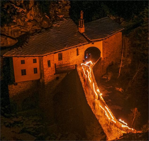 Visite aux flambeaux de la chapelle - D.Cuvelier - OT HMV