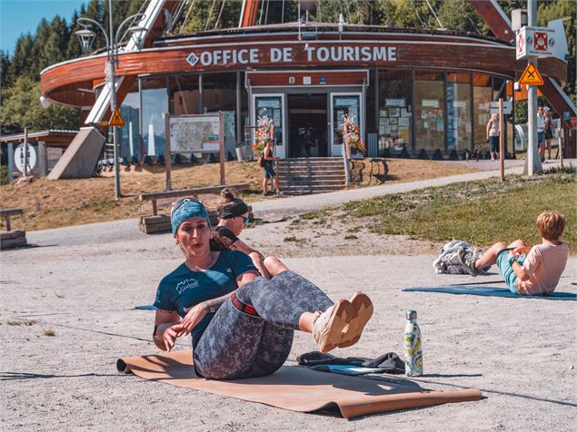 Réveil musculaire avec Océane notre animatrice fitness - Office de Tourisme Le Corbier