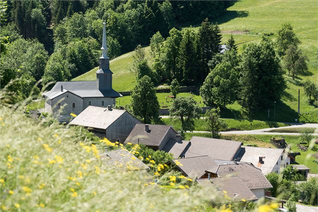Vue sur le village de La Vernaz et les prairies - Tamara Berlioux / OT Vallée d'Aulps
