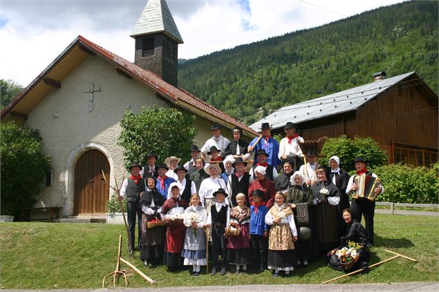 Groupe folklorique devant la chapelle de Forgeassoud - OT Saint-Jean-de-Sixt