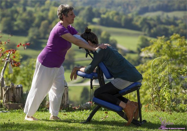 Massage assis 1 - Véronique Miège Vitalâm /Laure Bouchard