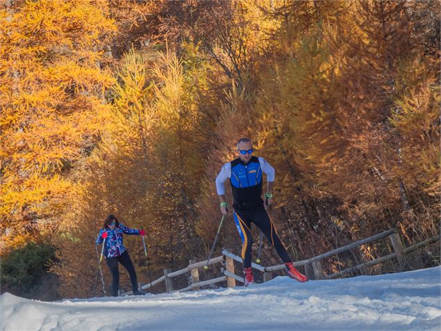 Deux skieurs de fond sur la piste - OTHMV